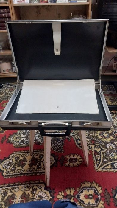 Дипломат или кейс  для ваших документов не новый но в отличном состоян