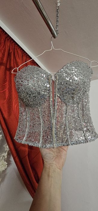 Ținută de evenimente – corset cu paiete și fustă clos scurtă, elegantă