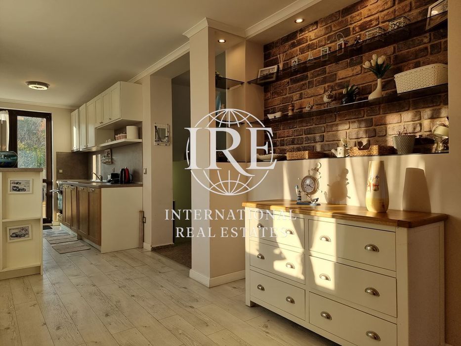 Стилен четиристаен апартамент под наем с фронтална морска панорама и