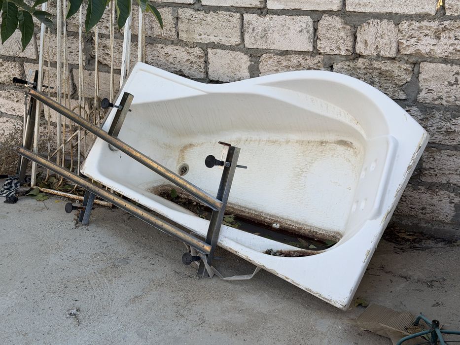 Ванная не новая, простояла на улице