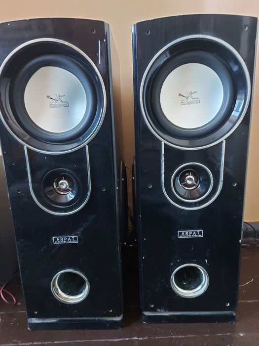 Колонки с с встроенным усилителем.