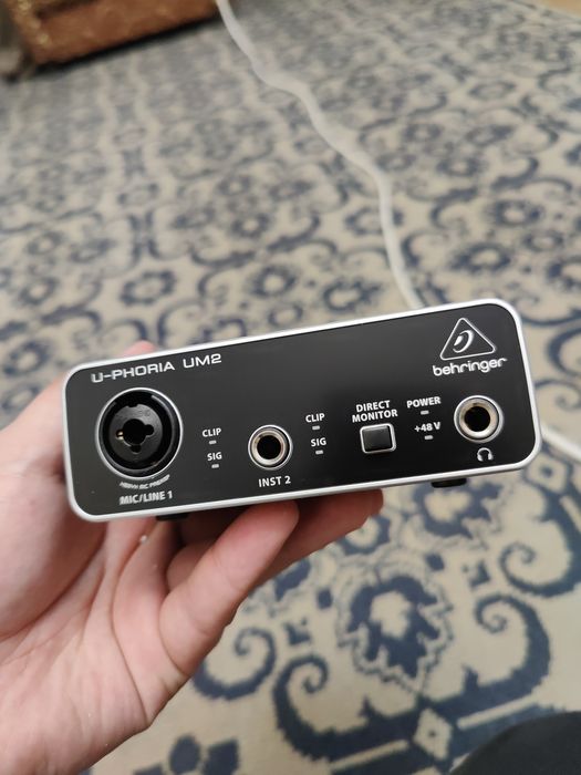 Behringer U-Phoria UM2 звуковая карта.