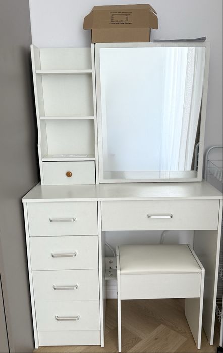 Masuta de toaleta pt machiaj cu oglinda iluminata, 5 sertare, taburet