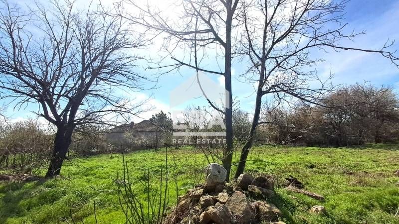 Ексклузивен, урегулиран поземлен имот за продажба, с малка постройка,