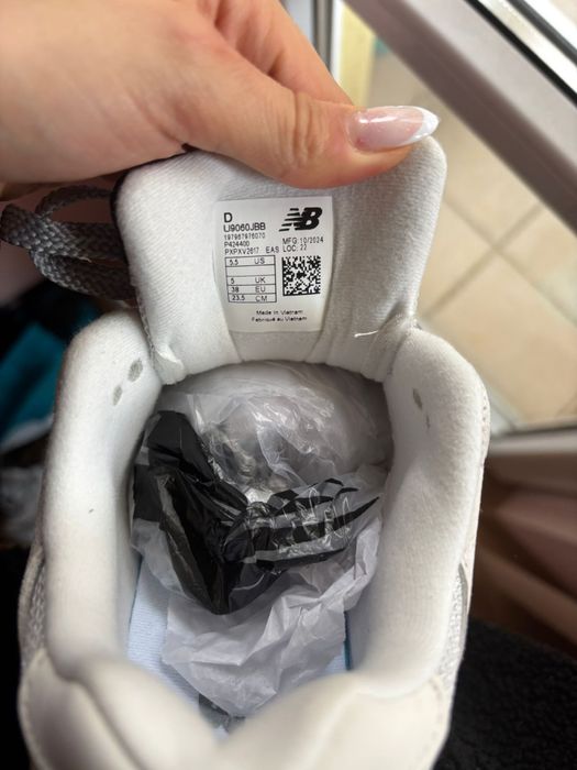 New Balance 9060 
Дамски маратонки