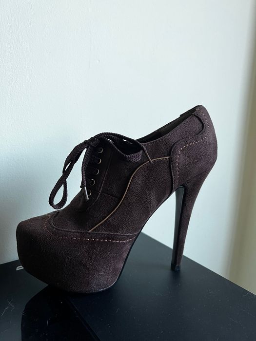Обувки на платформа и висок ток