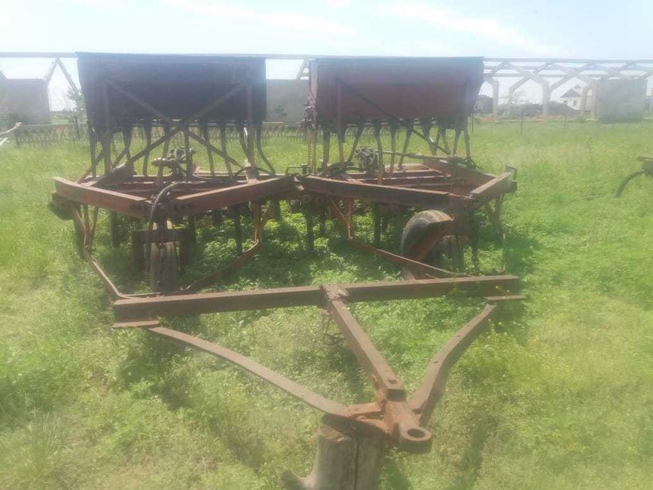 продам трактор дт-75 с плугом и сеялками