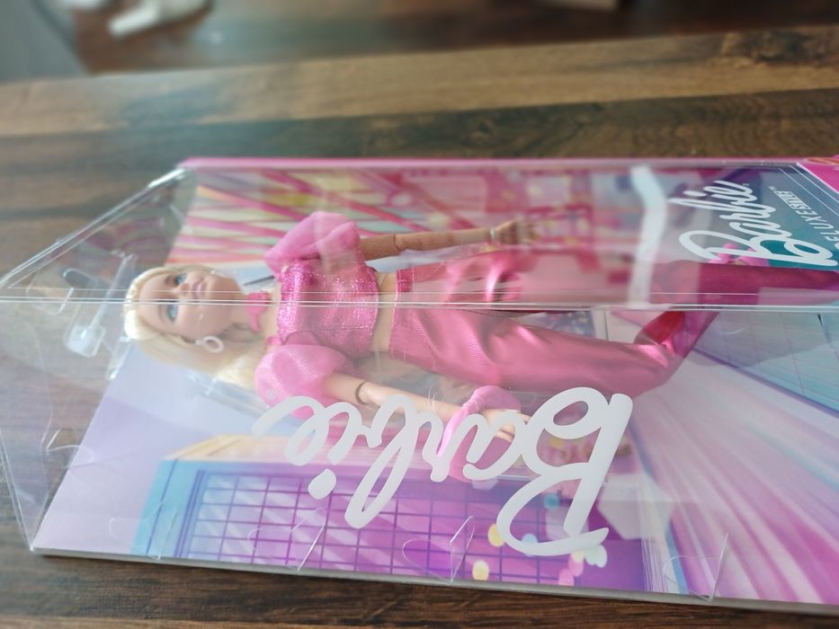 Barbie. doll deluxe