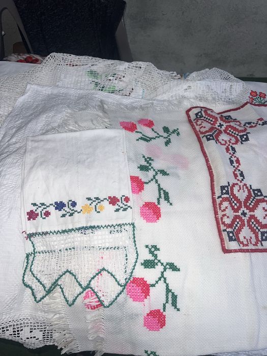 Vand fețe de masa,ștergaruri si altele lucruri vechi