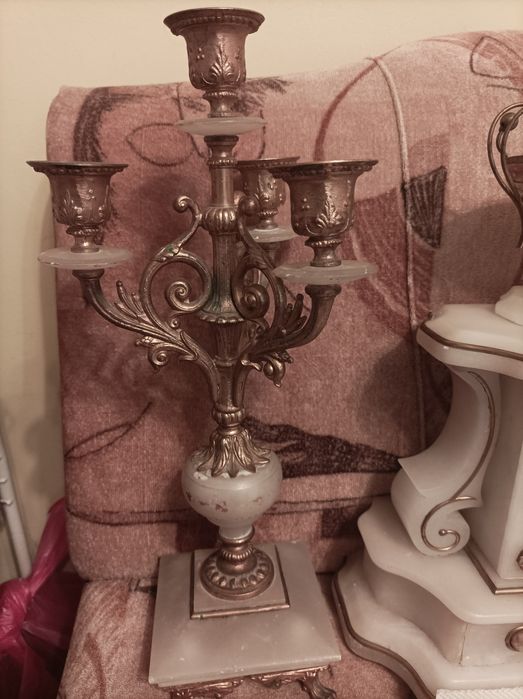 Стар френски работещ часовник със свещници и гонг