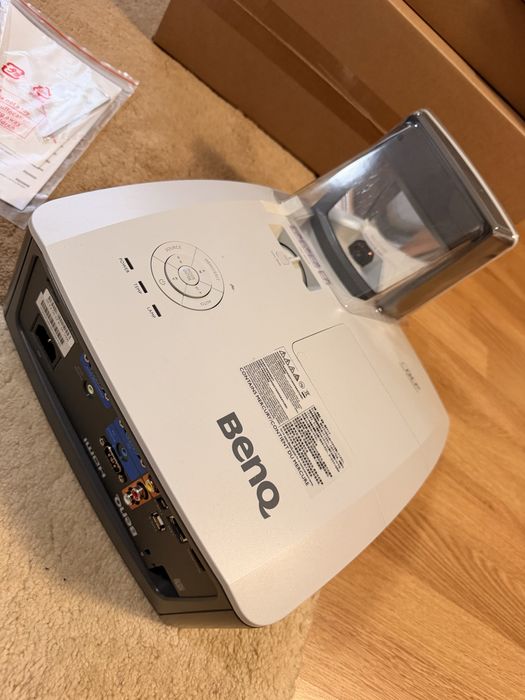 Videoproiector MW 855 UST + Nou