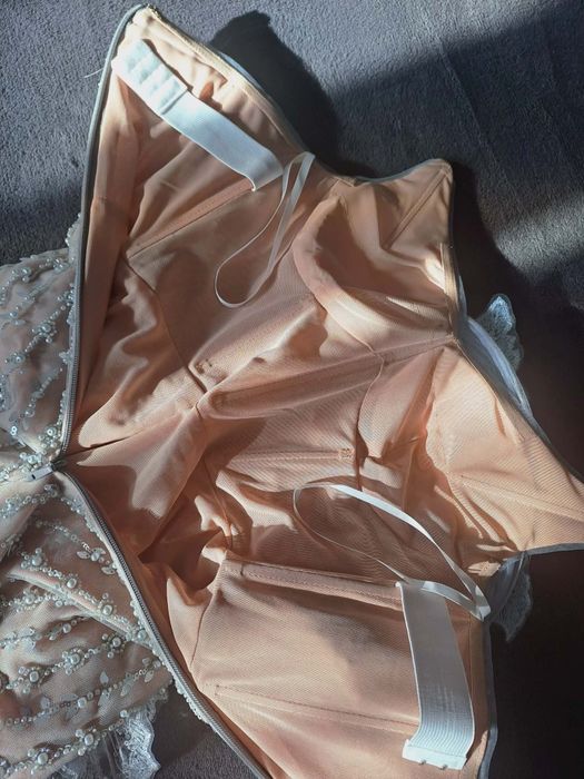 Дизайнерска рокля с 3D цветя и бляскави детайли