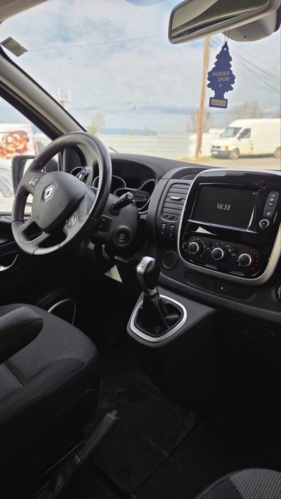 Пътнически бус под наем Автоматик 8 Местен Дълга база  Цена от 59.99€