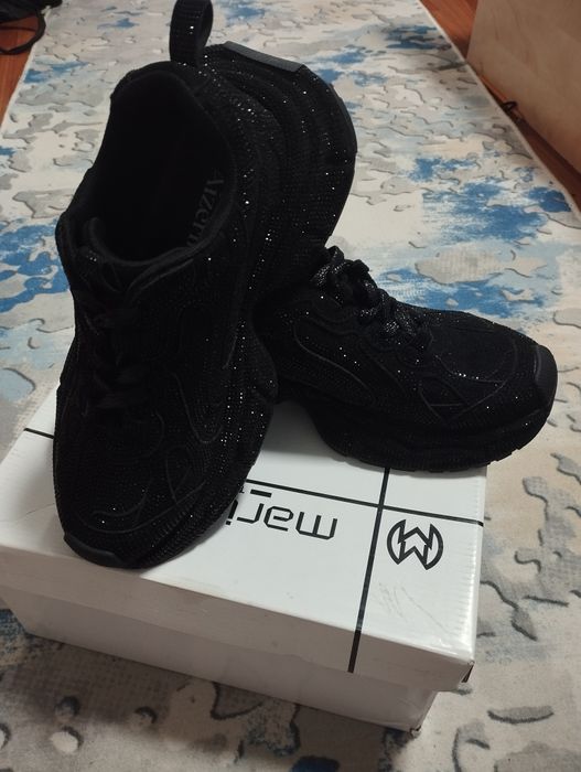 Продам новые кроссовки