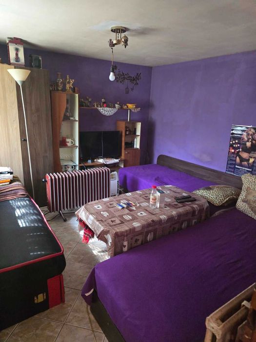 Двуетажна къща с голям двор и стопански постройки в с. Козаново