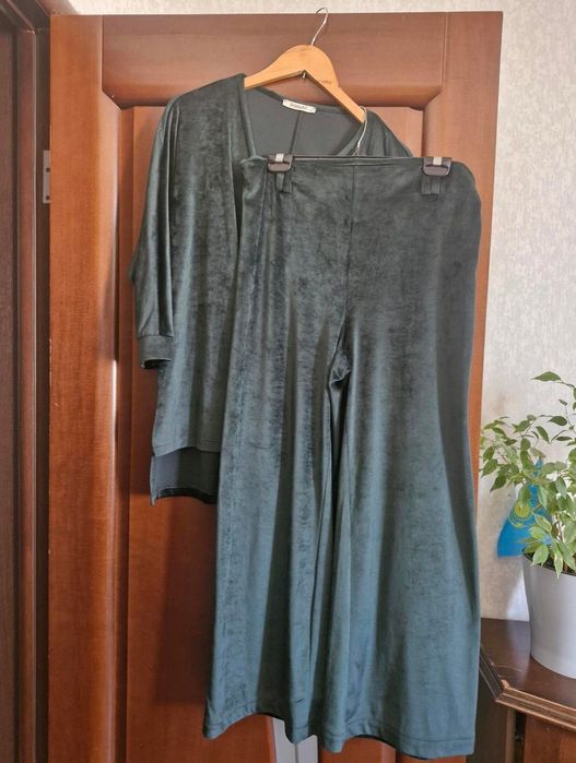 Костюм велюровый.