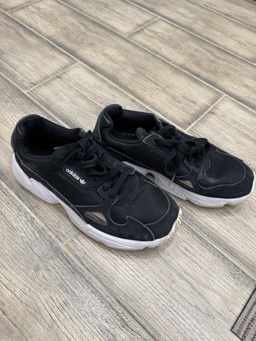 Кроссовки женские