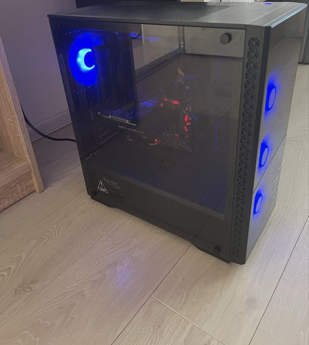 Геймърски компютър с каса на Deep Cool
