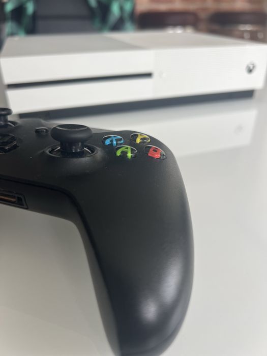 Vând Xbox One S , controler inclus , plus 9 jocuri