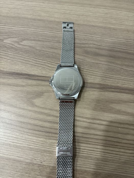 Срочно часы Tommh Hilfiger оригинал