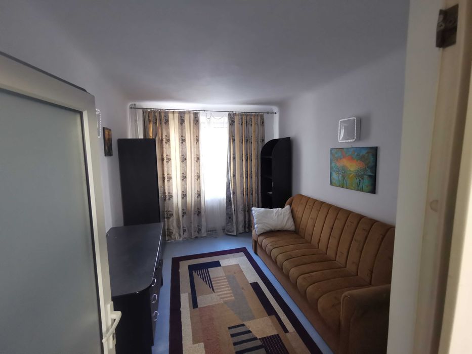 Închiriez apartament 3 camere în centrul Bârladului
