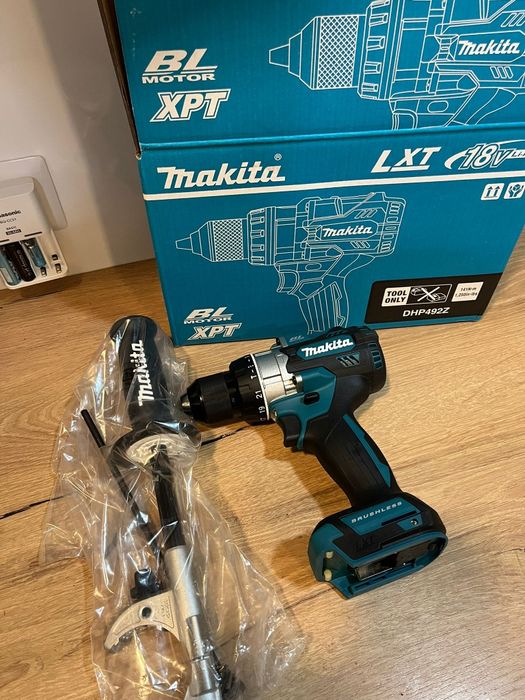 Bormasina Makita Autofiletanta DHP492 și pistol silicon Makita DCG180