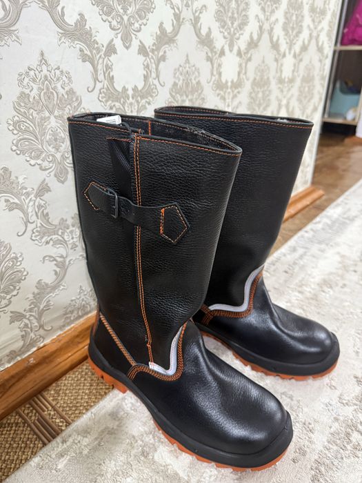 Рабочий ботинки и сварочный перчатка