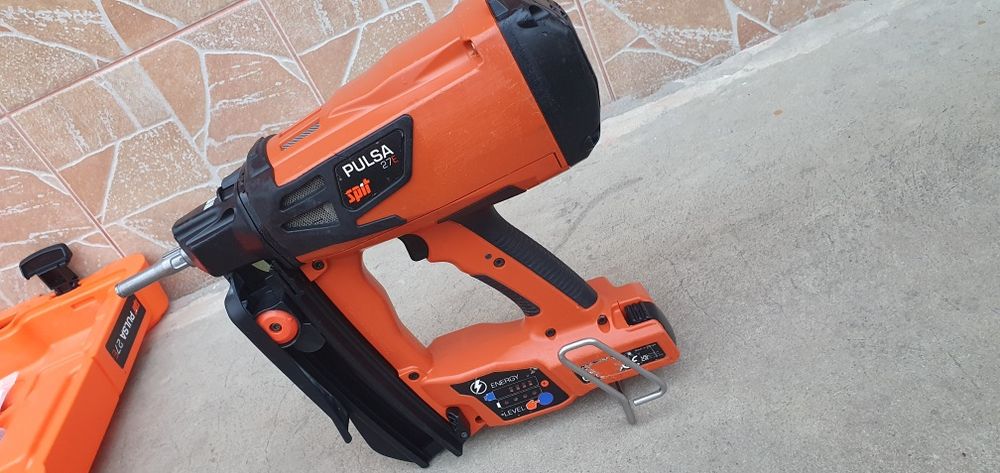 Pistol puscat cuie  in beton pe gaz..