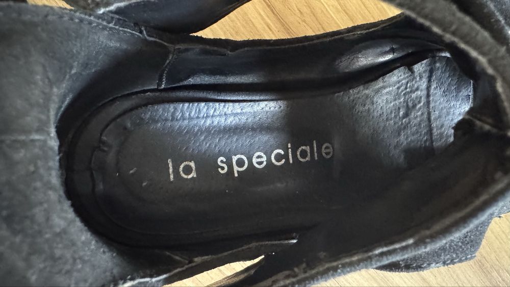 Черни велурени сандали