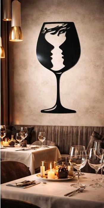 Метално декоративно пано за стена – чаша за вино с лица