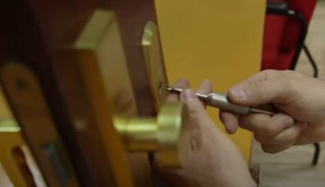 Locksmith 24h/Deblocari Usi non-stop/Reparații