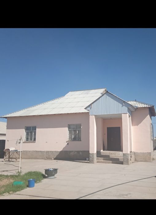 Жаңадан салынған үлкен үй сатылады.