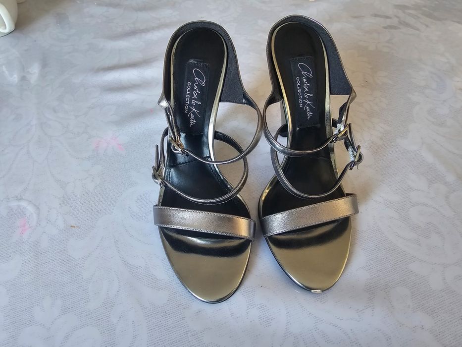 Продам туфли CHARLES & KEITH  мэри джеин с двоиным рнмешком