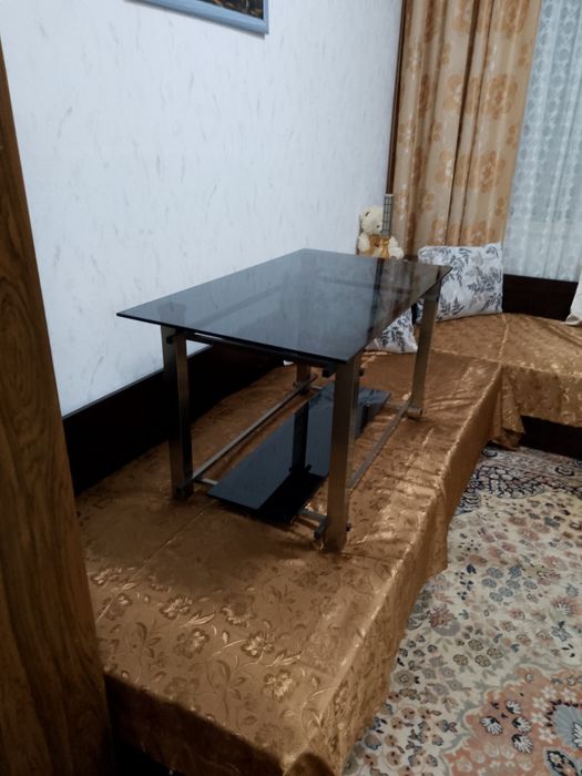 Маса от алуминий и стъкло