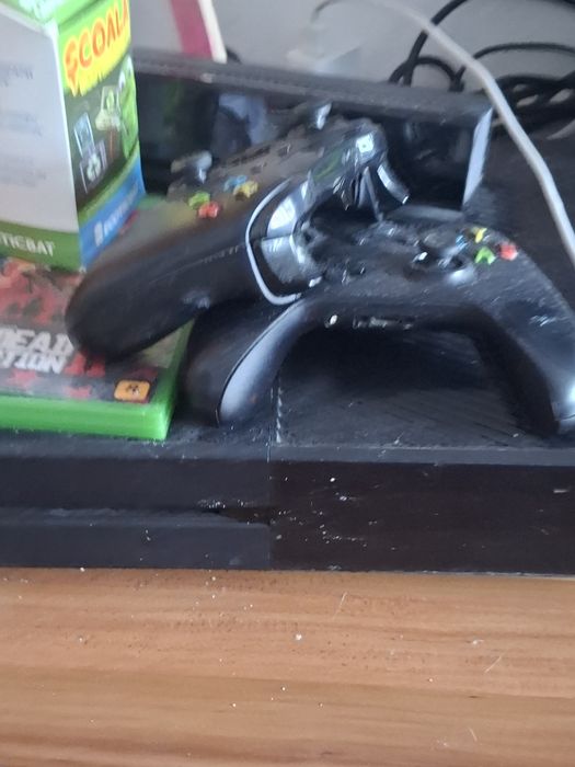 Xbox cu 2 controlere si 2 chitare