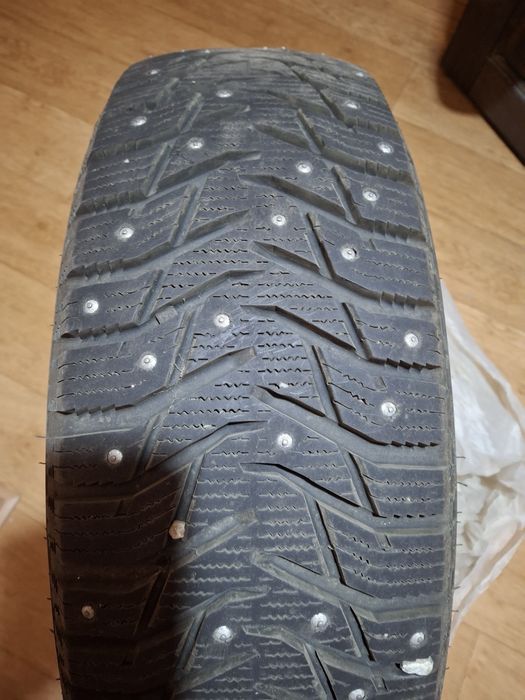 Продам компоект . Зимних шины . Шипованные