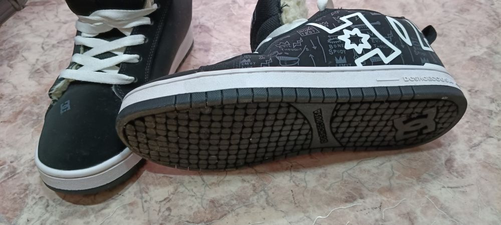 Продам кроссовки дутыши