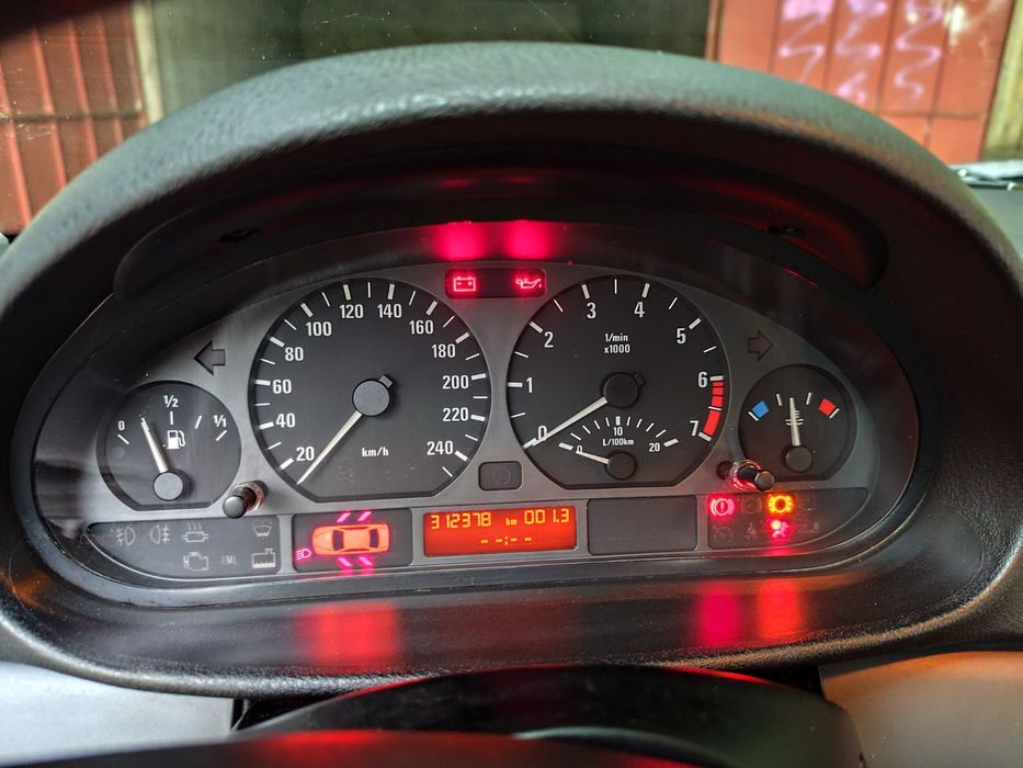 Продавам  BMW 318 И