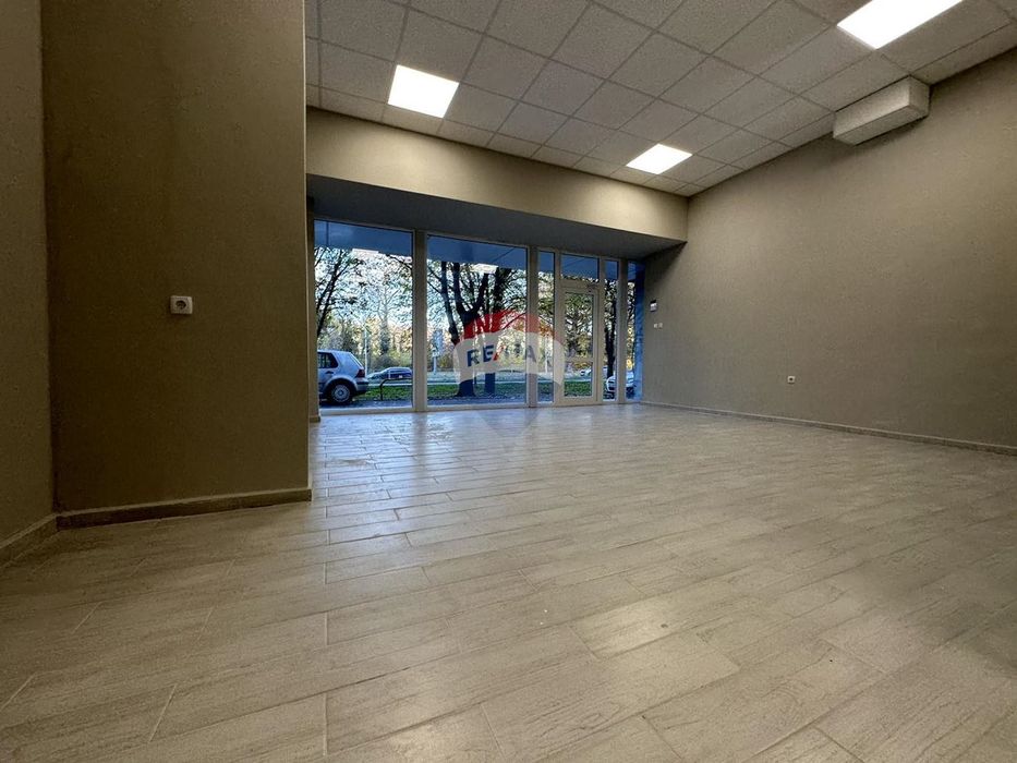 Дава се под наем Магазин в Варна, Гранд Мол Варна - 130 кв.м за 765 € - Снимка #1