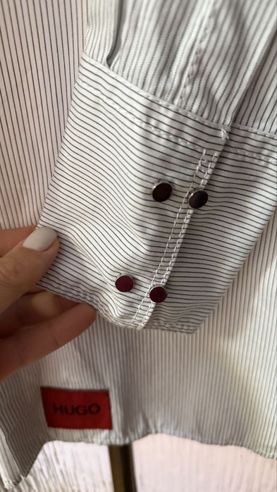 Боди  и бели дънки  на на Avin . Риза на Hugo с етикет