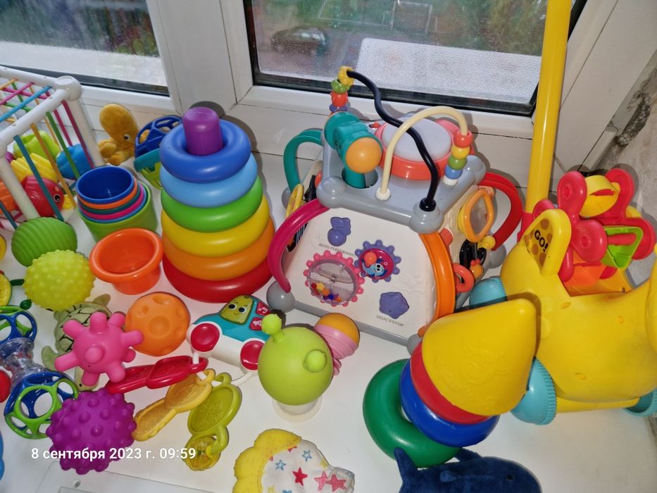 Продам детские игрушки для маленьких