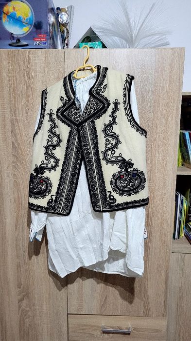 Costum popular cu vestă