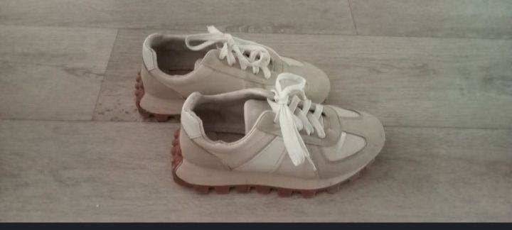 Продам женские кроссовки