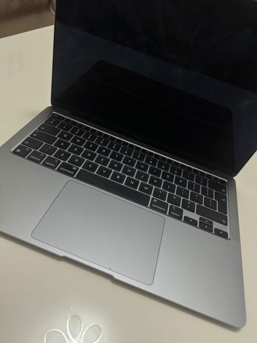 MacBook Air M1 2020 13" | 8GB RAM | 256GB SSD | Отлично състояние