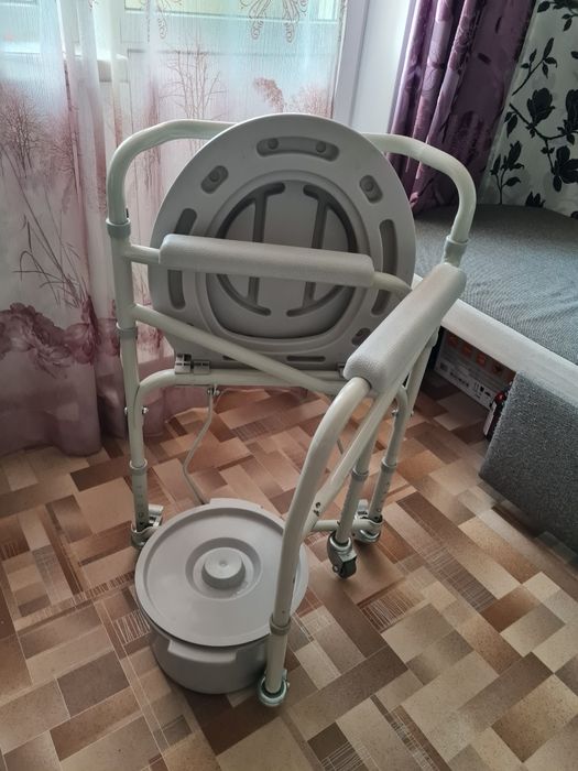 Санитарное кресло на колесиках
