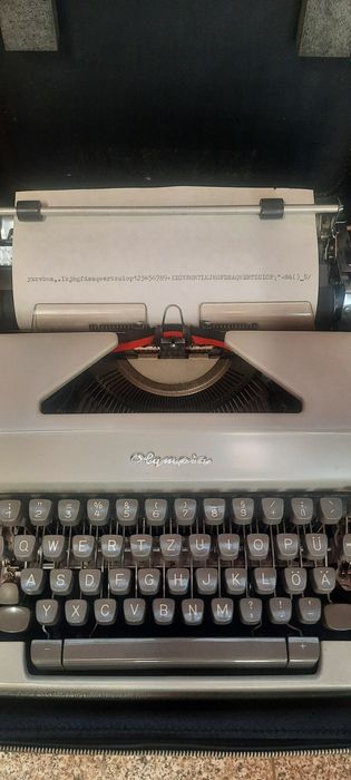 Mașină de scris Olympia impecabilă