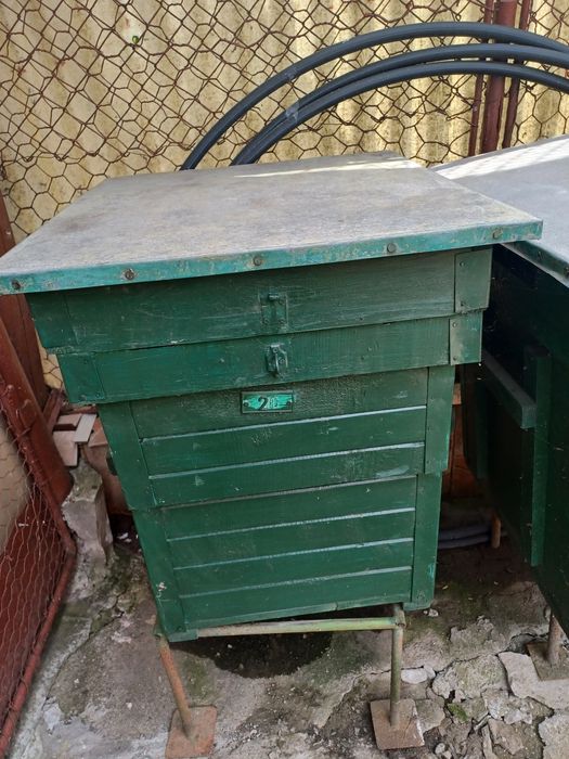 Vand  4 lazi  pentru albine verticale.