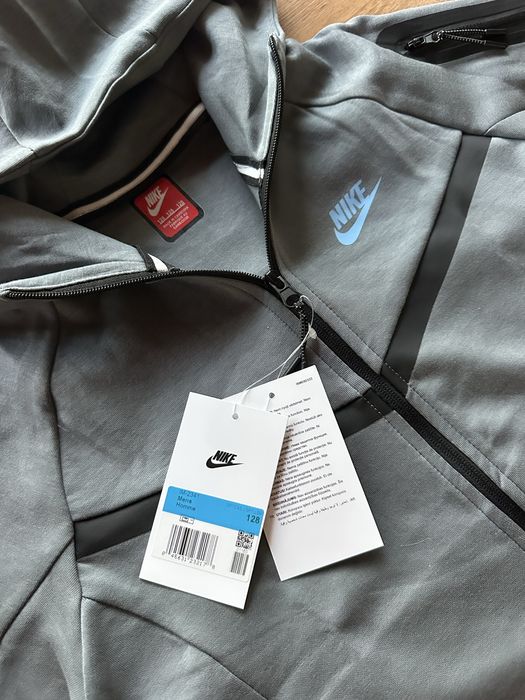 Детски,памучен,сив екип Nike със синя отметка,с активен джоб на ръкава на горнището