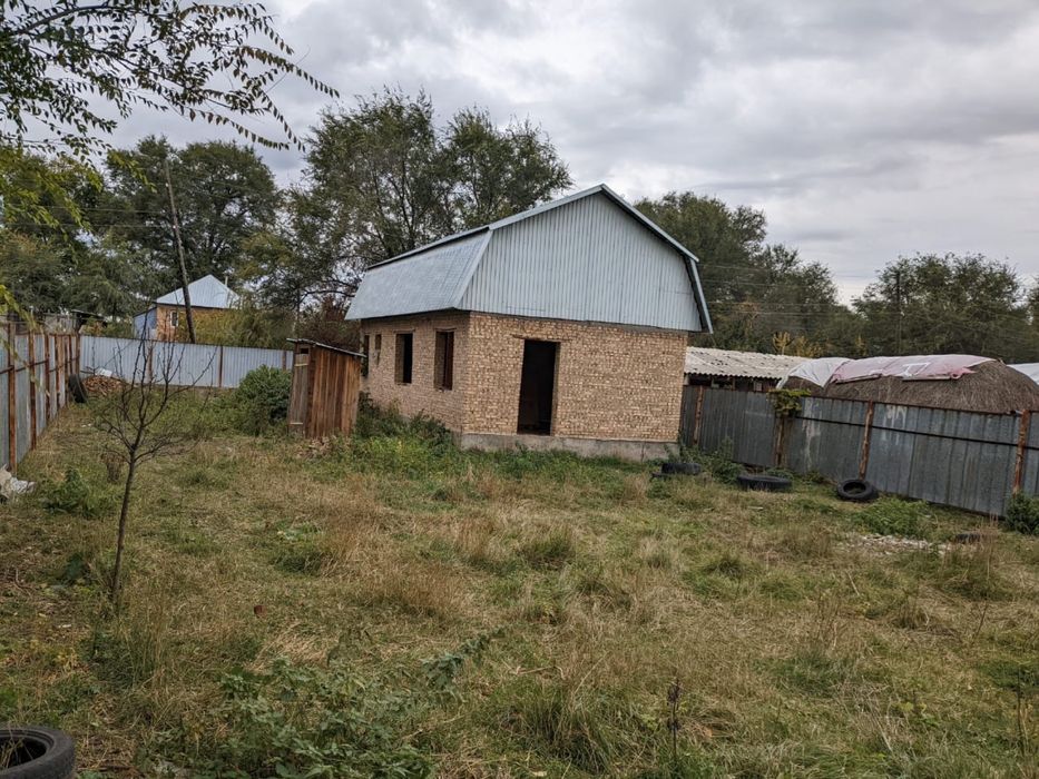 Участок с садом и домом