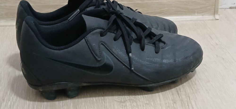 Vând crampoane fotbal marimea 36,5